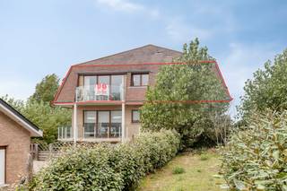 Bent u op zoek naar de perfecte combinatie van rust en de nabijheid van de zee? Dit appartement (116m²) op de tweede verdieping van residentie Mosduin, gelegen in de Golflaan te Oostduinkerke biedt precies dat. Gelegen op wandelafstand van zowel het strand (800m) als de lokale winkels, geniet u hier van een uitstekende ligging.<br /><br />Dit appartement wordt aangeboden via onze Power-Sale formule. De vermelde prijs is een instelprijs. <br /><br />Op zoek naar interessante immo te Oostduinkerke? Lees dan zeker verder!<br /><br />INDELING <br />- inkomhal met vestiairekasten<br />- apart toilet <br />- badkamer met ligbad<br />- lichtrijke leefruimte met zonnige terrassen en mooi zicht op de omgeving<br />- geïnstalleerde keuken<br />- berging met aansluiting wasmachine<br />- 2 slaapkamers, waarvan één met eigen douchekamer<br />- ingerichte zolderruimte, kan dienst doen als ruime 3de slaapkamer, bereikbaar via vlizotrap<br /><br />In de kelder beschikt men over een ruime berging én de mogelijkheid een grote garage aan te kopen. <br /><br />TROEVEN <br />+ Rustige ligging, doch op wandelafstand van het commerciële centrum van Oostduinkerke-Bad en het strand. <br />+ Conforme elektrische installatie.<br />+ Zonnige terrassen met mooi zicht op de omgeving.<br />+ Mogelijkheid tot aankoop van een ruime garage.<br />+ Eveneens geschikt als investering: kandidaat-huurder reeds aanwezig. <br /><br />Een ideale opportuniteit voor wie op zoek is naar een ruim tweede verblijf of een vaste stek aan de kust!<br /><br />Interesse in dit appartement te koop in Oostduinkerke? Neem dan zeker contact op met de dossierverantwoordelijke Sarah Velle via 0470 10 52 78 of sarah.velle@dewaele.com.<br /><br /><br /><br />Bestuursmaatregelen in het maatregelenregister: nee