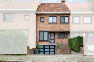 Instapklare ruime woning gelegen in een rustige dooplopende straat. <br /><br />Indeling:<br /><br />Inkomhall met afzonderlijk toilet, woonkamer, volledig ingerichte keuken, 3 slaapkamers waarvan twee met ingemaakte kasten, afzonderlijk toilet, badkamer met ligbad en wastafel, grote geisoleerde zolderkamer met vaste trap (mogelijkheid tot extra slaapkamer of extra badkamer / toilet), zonnige zuidwest gerichte tuin met grote serre, garage voor fietsen, berging met wasplaats en kleine kitchenette met nieuw kookplaat, oven, dampkap, gootsteen en frigo.<br /><br /><br />- Elektriciteit conform<br />- Regenwater 6000L (aangesloten op toilletten, wasmachine, voor-en achtertuin).<br />- Centrale verwarming op aardgas<br />- Gunstig EPC-label (B) <br />- Regen- en zonparasol aan het terras bij de living<br />- Elektriciteit aangesloten op verschillende punten in de tuin en serre.