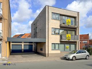 Deze unieke opbrengsteigendom bestaat uit drie gelijkaardig ingedeelde, instapklare appartementen. Elk appartement beschikt over een inkomhal...