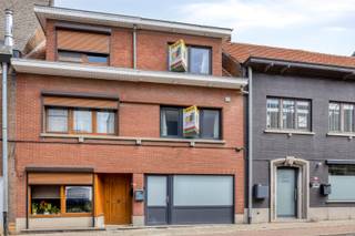 Op zoek naar een ruime gezinswoning of een interessante investering? Deze volledig gerenoveerde woning (2024) combineert ruimte, comfort en een uitstekende ligging in Tienen.<br /><br />De woning beschikt over een bewoonbare oppervlakte van 161 m² en omvat 4 volwaardige slaapkamers, een volledig afgewerkte zolder die perfect kan dienen als bureau, hobbykamer of extra leefruimte, 2 badkamers (met bad en douche) en 3 toiletten. Daarnaast is de woning deels onderkelderd en beschikt ze over een praktische achteruitgang naar de Pastorijstraat.<br /><br />Dankzij de renovatie in 2024 is de woning volledig instapklaar. Het EPC bedraagt 329 (label D), waardoor er geen renovatieplicht geldt. De elektriciteit is praktisch conform; de eigenaar zorgt nog voor de ontbrekende schema’s.<br /><br />Een extra troef: de woning is momenteel verhuurd aan € 1.311 per maand, waardoor ze ook een interessante opportuniteit vormt voor investeerders.<br /><br />Gelegen nabij winkels, scholen, openbaar vervoer en belangrijke verbindingswegen.<br /><br />Interesse? Plan vandaag nog uw bezoek en ontdek deze veelzijdige eigendom. Contacteer Marie via 0492 64 65 72 of info@ledonimmo.be.