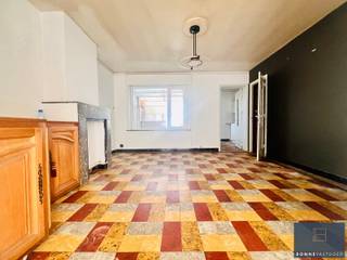 <p>In een aangename en rustige woonwijk in Sint-Kruis, op een steenworp van Brugge, bevindt zich deze ruime woning met maar liefst 4 slaapkamers. Een ideale opportuniteit voor wie op zoek is naar een thuis met ruimte én de kans om er volledig zijn eigen stempel op te drukken.</p>
<p>De woning biedt een solide basis en werd al gedeeltelijk vernieuwd: een groot deel van de ramen werd reeds vervangen, wat zorgt voor een betere energieprestatie en extra comfort. Verder is er nog renovatiewerk nodig, wat deze eigendom bijzonder interessant maakt voor handige harry’s of wie graag een woning naar eigen smaak moderniseert.</p>
<p>Achteraan geniet je van een gezellig koertje/terras, een fijne buitenruimte waar je in alle rust kan ontspannen.</p>
<p>Troeven op een rij:</p>
<ul>
<li>Rustige en gegeerde ligging in Sint-Kruis</li>
<li>Op korte afstand van Brugge en alle voorzieningen</li>
<li>4 volwaardige slaapkamers</li>
<li>Gedeeltelijk vernieuwde ramen</li>
<li>Veel inrichtingspotentieel</li>
</ul>
<p>Een woning met mogelijkheden op een toplocatie voor wie niet terugdeinst voor een renovatieproject en op zoek is naar ruimte en charme in een rustige omgeving.<br /><br />Contacteer Bonne Vastgoed via 050/73.73.73 of via info@bonnevastgoed.be</p>