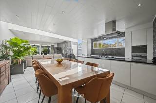 Deze verzorgde woning die opnieuw opgebouwd werd in 2004 combineert comfort en functionaliteit op een uitstekende locatie in Stekene. De open...