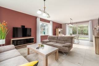 <strong>Ruime, instapklare villa nabij centrum Beitem </strong>– op slechts 10 min van Roeselare voorzien van  <strong>5 à 6 slpks</strong>.<br />Deze prachtige en verzorgde villa is gelegen op een perceel van <strong>683 m²</strong> en biedt alles wat u zoekt: ruimte, licht, comfort én een gunstige ligging vlak bij het centrum van Beitem.<br /><br />Bij het binnenkomen voelt u meteen de charme van de woning: een ruime inkomhal leidt u naar de <strong>lichtrijke leefruimte</strong>, waar u de<strong> hele dag door kan genieten van natuurlijk zonlicht</strong>. Aansluitend bevindt zich de <strong>ruime leefkeuken</strong> met zicht op de fraai aangelegde tuin – de perfecte plek om te genieten met familie en vrienden. Op het gelijkvloers vindt u ook een volledig ingerichte wasplaats en een verzorgde garage.<br /><br />Op de eerste verdieping bevinden zich <strong>vier ruime slaapkamers, waaronder één met dressing.</strong> De badkamer is uitgerust met ligbad, douche en afzonderlijk toilet. De tweede verdieping biedt nog <strong>twee extra kamers</strong>, ideaal als hobbyruimte, thuiskantoor of extra slaapkamers.<br /><br />Buiten is er een<strong> ruime oprit voor minstens 4 wagens,</strong> een zonneluifel en een prachtig onderhouden tuin.<br /><br /><strong><u><em>Extra troeven:</em></u></strong><br />Twee regenputten van 7.500 liter elk<br />Ventilatiesysteem C<br />Zonneluifel voor optimaal comfort<br />EPC: 115 (energiezuinig!)<br />Elektriciteit volledig gekeurd<br />Driedubbele beglazing<br />Zeer verzorgde en instapklare woning<br />bewoonbare opp. : 270 m²<br /><br /><u>De prijs is een richtprijs !</u><br /><br />Deze villa is een unieke kans voor wie op zoek is naar een ruime, energiezuinige en instapklare woning met een topligging in de nabijheid van Roeselare, bel ons nu 051/62 40 40 en maak uw afspraak