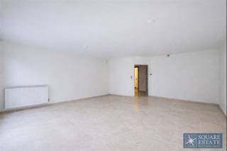 <p><span>Square Estate presenteert u dit prachtige appartement aan het prestigieuze Marktplein in Wemmel.</span></p><p><span>Het appartement is als volgt ingedeeld: een inkomhal, een ruime en lichte woonkamer, een ingerichte keuken met aangrenzende bijkeuken (de foto's van de keuken zijn momenteel een projectie, deze wordt momenteel geïnstalleerd), een apart toilet, 3 slaapkamers, een badkamer en een doucheruimte. </span></p><p><span>Het appartement beschikt ook over een eigen kelder en een prachtig terras. </span></p><p><span>Mogelijkheid om een parkeerplaats aan te kopen tegen meerprijs. </span></p><p><span>Huurprijs 1750 + 125 gemeenschappelijke kosten.</span></p><p><span>Mis deze kans niet om dit prachtige appartement met tal van troeven te verwerven: uitstekende ligging vlak bij alle voorzieningen, voordelig energie certificaat en nog veel meer.</span></p><p><span>Voor meer informatie of om een bezichtiging te plannen, kunt u contact met ons opnemen op 02/460.42.01 of ca@square-estate.be </span></p>