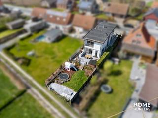 Deze prachtige villa biedt een combinatie van luxe en comfort, met 3 ruime slaapkamers en een volledig uitgeruste badkamer die voorzien is van...