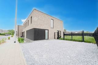 Bent u op zoek naar een energiezuinige, instapklare woning op een rustige locatie? Dan is deze prachtige halfopen nieuwbouwwoning precies wat u zoekt!
De ligging is een absolute troef: rustig gelegen, maar toch vlakbij winkels, scholen, openbaar vervoer en belangrijke invalswegen.
Deze hedendaagse BEN-woning combineert comfort, kwaliteit en een doordachte indeling. Via de inkomhal, voorzien van een apart gastentoilet, betreedt u de ruime leefruimte met grote raampartijen. Deze zorgen voor een aangename lichtinval en biedt een mooi zicht op de charmante tuin. Aansluitend vindt u de volledig uitgeruste keuken met kwalitatieve toestellen en een ruime garage.
Op de eerste verdieping bevinden zich 3 volwaardige slaapkamers, een apart toilet, een berging en een ruime badkamer met dubbele lavabo, een inloopdouche én een ligbad.
Dankzij de kwalitatieve en doordachte afwerking, geniet u van een zorgeloze woonervaring op lange termijn. Dankzij het lage E-peil geniet u van een uiterst energiezuinige woning met lage maandelijkse kosten, ideaal voor wie duurzaam en toekomstgericht wil wonen.
Verder is de woning uitgerust met een regenwaterput van 10.000 liter, ventilatiesysteem type D, 6 zonnepanelen (2490Wp) en vloerverwarming op de gelijkvloers.
Neem gerust contact op voor meer info
tbaete@trevi.be