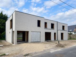 In de Zomerloosstraat in Gistel vinden we deze halfopen nieuwbouwwoning met 3 slaapkamers en een grondoppervlakte van 429 m². Deze woning is als volgt ingedeeld: inkomhal met gastentoilet, ruime leefruimte, open ingerichte keuken, ruime berging. Op het eerste verdiep zijn er 3 slaapkamers, een badkamer, extra bergruimte en een apart toilet. Deze halfopen woning is bovendien bijzonder rustig gelegen waardoor de tuin een echte troef van de woning is!<br /><br /> (Gvg, Wg, Gmo, Gvkr, Vv) Ref. OU25986<br /><br />Voor meer uitleg maken wij graag met u een afspraak voor een persoonlijk gesprek!<br /><br />Vraag gerust naar ons lastenboek en een duidelijke prijsraming op kantoor.<br /><br />Dit ontwerp is in omgevingsaanvraag ingediend bij de stad Gistel en is onder voorbehoud in afwachting van het verlenen van een stedenbouwkundige vergunning. Verkopen kunnen nog niet worden gerealiseerd, een reservatie maken van woningen is mogelijk, dit in afwachting van een goedgekeurde omgevingsvergunning die niet meer vatbaar is voor enig bouwberoep.<br /><br />Residentie Vastgoed treedt niet op als bemiddelaar maar als verkoper van het onroerend goed.<br /><br />Deze woning is op de gelijkvloerse verdieping voorzien van een inkomhal met apart toilet, een ruime leefruimte met open ingerichte keuken en een ruime was -en bergruimte. Op de eerste verdieping bevinden er zich 3 slaapkamers, een badkamer, een extra bergruimte en een ruime nachthal met apart toilet. Bovendien bevat deze woning een mooie tuin. (carport inbegrepen) (Gvg, Wg, Gmo, Gvkr, Vv) Ref. OU25986