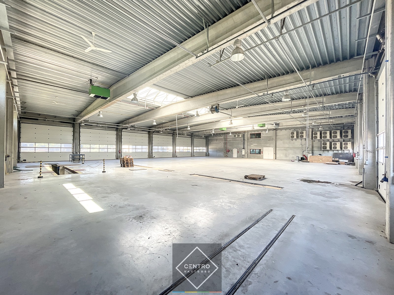 Goed geïsoleerd en verwarmd BEDRIJFSGEBOUW, bestaande uit MAGAZIJNEN (1.080m²) met KANTOREN en randaccomodatie (999m²) en 40-tal private parkeerplaatsen op het terrein. Vlak aan de afrit Zandvoorde (Oostende). - foto 4