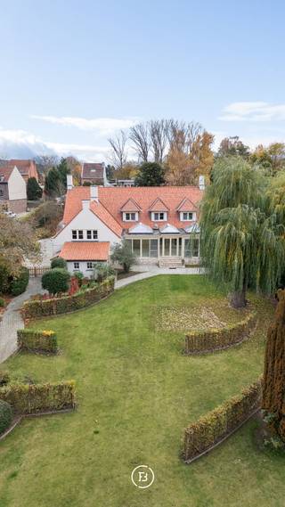 Découvrez cette villa prestigieuse, réalisée avec des matériaux de haute qualité et un niveau de finition exceptionnel, sur un domaine généreux...