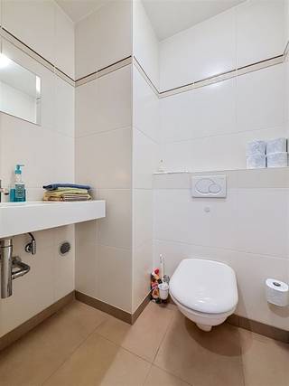 <h1><span>Ruim gelijkvloersappartement met terras en dubbele garage </span></h1><h1><span> </span></h1><h1><span>Het appartement omvat:</span></h1><h1><span>een </span><span>inkomhal </span><span>met </span><span>gastentoilet</span><span>, ruime, open </span><span>leefruimte </span><span>met volledig ingerichte </span><span>keuken </span><span>en </span><span>bergruimte </span><span>met aansluiting voor wasmachine,</span></h1><h1><span>hal naar de ingerichte </span><span>badkamer </span><span>(met lavabomeubel, inloopdouche en 2e toilet) en </span><span>twee slaapkamers</span><span>. </span></h1><h1><span>Zowel vanuit de hal als de slaapkamers is er toegang tot het ruime </span><span>terras </span><span>achteraan.</span></h1><h1><span> </span></h1><h1><span>In de kelderverdieping (bereikbaar met lift) is een </span><span>dubbele garage </span><span>met automatische poort en </span><span>extra bergruimte</span><span>.</span></h1><h1><span>Bovendien ook te bereiken via een zijdeur vlakbij de lift.</span></h1><h1><span> </span></h1><h1><span>Dit gelijkvloersappartement is volledig instapklaar en perfect gelegen in centrum Langemark vlakbij alle voorzieningen!</span></h1><p><span> </span></p>