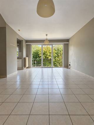 <p><span>Lichtrijk appartement op een centrale ligging in Baasrode!</span></p><p><span> </span></p><p><span>Dit lichtrijk appartement gelegen te Baasrode in een kleinschalige residentie bevindt zich op enkele minuten van openbaar vervoer, allerlei handelszaken en scholen. </span></p><p><span>Het appartement werd gebouwd in 1997, bevindt zich op de eerste verdieping en heeft een bruikbare vloeroppervlakte van ca. 81m2, ruimte zat dus! </span></p><p><span> </span></p><p><span>Als indeling:</span></p><p><span>Bij het betreden van het appartement komt men in de inkomhal die uitgeeft op het aparte toilet en de ruime/lichtrijke leefruimte met aansluitend de open keuken die voorzien is van een aanpalende bergruimte. Verder zijn er nog 2 slaapkamers en een badkamer met ligbad voorzien. </span></p><p><span> </span></p><p><span>De verwarming is voorzien op CV op aardgas met een condensatie ketel (CE “HR-Top” energieklasse A) | ramen in pvc met dubbel </span><span>glas</span><span> |</span><span> </span><span>deze woning heeft een mooie energiewaarde van </span><span>258 kwh/m² </span><span>en een </span><span>LABEL C </span><span>waardoor u kan genieten van een laag energieverbruik en ook </span><span>GEEN renovatieplicht</span><span> hebt in deze woning | de woning is ook </span><span>asbestveilig.</span></p><p><span> </span></p><p><span>Het perfecte appartement voor eigen bewoning of als investering. </span></p><p><span> </span></p><p><span>Voor meer info of een bezoek: </span><span><span>info@immotwins.be</span></span><span> - 052/55.55.55.</span></p><p><span> </span></p>