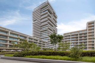 Sky Tower 2 - uniek appartement op de 8ste verdieping met ruim terras.<br /><br />Vanuit dit stijlvolle appartement op de 8ste verdieping van Sky Tower 2 geniet je van een adembenemend uitzicht op zee en de jachthaven. Elk moment van de dag brengt hier een nieuw decor van licht, rust en ruimte.<br /><br />Met een bewoonbare oppervlakte van 56 m2 werd elke ruimte doordacht ingericht voor maximaal wooncomfort. Het ruime terras van 18 m2 vormt een verlengstuk van de leefruimte en creëert een harmonieuze verbinding tussen binnen en buiten.<br /><br />Daarnaast beschikt het gebouw over praktische voorzieningen zoals een fietsenberging en een gemeenschappelijke afvalruimte.<br /><br />Hier woon je in alle rust, met een uniek uitzicht en de levendige sfeer van de kust en de stad binnen handbereik.<br /><br />De vooropgesteld prijs is exclusief 21%btw.<br />Stedenbouwkundige inlichtingen en uittreksel Maatregelenregister zijn in aanvraag.<br /><br /><br />Mis deze unieke kans niet en plan vandaag nog uw bezoek in!<br /><br />Bij Albert kom je thuis!