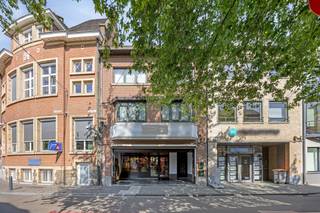 Handelshuis met duplexappartement en verhuurd handelsgelijkvloers in hartje Bilzen – Kloosterstraat 2.<br /><br />Deze karaktervolle handelswoning is gelegen op een toplocatie, vlakbij het kerkplein in het bruisende centrum van Bilzen. Het pand bevindt zich op een perceel van 3a 51ca en omvat een verhuurde handelsruimte op het gelijkvloers én een ruim duplexappartement.<br /><br />In 2000 werd het gebouw grondig gerenoveerd, met onder meer een nieuw dak, nieuwe ramen en een volledige binnenafwerking. De nutsvoorzieningen en verwarmingsinstallatie zijn volledig gescheiden voor het handelsgedeelte en de woning.<br /><br /><strong>Handelsruimte:</strong><br />Het handelsgelijkvloers van 160 m² is momenteel ingericht als een stijlvolle delicatessenzaak. De ruimte beschikt over een royale etalage, een ruime handelsruimte, een ingerichte keuken en aparte sanitaire voorzieningen voor dames en heren. De verhoogde en zeer lichtrijke achterzijde van het pand biedt toegang tot een gezellig en uitnodigend tuinterras. De maandelijkse huur bedraagt 1585€/maand.<br /><br /><strong>Duplexappartement:</strong><br />Via het overdekte inkomportaal bereik je het ruime duplexappartement van 158 m².<br />Op het gelijkvloers bevindt zich een aparte inkomhal met een technische ruimte en de CV-installatie. De trap leidt naar de eerste verdieping, waar een inkomhal met gastentoilet en vestiaire toegang geeft tot een lichte leefruimte en een volledig uitgeruste leefkeuken. Grote raampartijen zorgen voor een overvloed aan natuurlijk licht en bieden toegang tot een aangenaam en ruim dakterras.<br />De bovenverdieping beschikt over een nachthal, een praktische wasruimte, twee slaapkamers met uitzicht op de straat, een apart toilet en een comfortabele badkamer met dubbele wastafel, ligbad en douche. Daarnaast is er nog een ruime bergzolder, bereikbaar via de trappenhal, met tal van mogelijkheden.<br /><br /><strong>Belangrijkste troeven zijn:</strong><br />- Gelegen op een uitstekende locatie in het centrum van Bilzen, vlakbij het kerkplein<br />- Combinatie van verhuurde handelsruimte en ruim duplexappartement<br />- Gescheiden nutsvoorzieningen en verwarmingsinstallaties<br />- Twee terrassen: een zonnig dakterras en een sfeervol tuinterras<br />- Karaktervolle gevel en instapklare staat<br />- Ruime zolderverdieping met uitbreidingspotentieel<br />- Asbestveilig<br /><br />Interesse in dit veelzijdige pand?<br />Contacteer ons op 0473 79 29 30 of mail naar luc@vestio.com<br /><br /> 