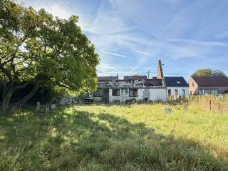 Reconstruction possible à 6 % de TVA sous conditionsBâtiment à rénover entièrement / à démolir avec potentiel, situé sur un TERRAIN DE 670M² au CŒUR...