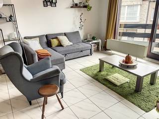 Ruime Bel etage op een boogscheut van het centrum van Heist. Allerlei winkels en faciliteiten op wandelafstand. UNIEK: Zeer grote loods + garage/werkplaats aanwezig! <br /><br />Woonst: inkomhal met trap, toilet, woonkamer met eetplaats, afzonderlijke keuken met ruim dakterras, op het verdiep boven zijn 2 slaapkamers met elk eigen badkamer. <br /><br />Op het gelijkvloers is een grote garage met hoge poort, een toilet, een koer, en een loods achteraan.<br /><br />Voor een vrijblijvend bezoek, aarzel niet om ons te contacteren op 050 62 50 80.