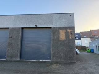 Goed gelegen bedrijfsunit met 5,5m vrije hoogte in half-open bebouwing met een oppervlakte van 94m² en 1 privatieve staanplaats achter het gebouw...