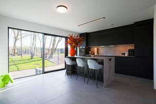 <p>Meer info of een bezoek? Contacteer Erik Smeijers via erik@copandi.be of bel naar +32 497 53 07 96.<br /><br />Nieuwbouw in Begijnendijk – Twee uiterst energiezuinige open bebouwingen (E-peil -15)<br />Wonen in Begijnendijk wordt een stuk slimmer. Langs de Liersesteenweg verrijzen binnenkort twee moderne open bebouwingen die comfort, duurzaamheid en kwaliteit perfect combineren. Ideaal gelegen: rustig, vlot bereikbaar en dicht bij winkels, scholen en openbaar vervoer.<br /><br />Deze woningen zijn ontworpen met oog voor hedendaagse leefkwaliteit én een uitzonderlijk lage ecologische voetafdruk.<br /><br />Indeling gelijkvloers:<br /><br />Ruime, lichtrijke leefruimte met open keuken<br />Centraal kookeiland en volledig ingebouwde Miele-toestellen<br />Praktische berging/technische ruimte<br />Inkomhal met vestiaire en apart gastentoilet<br />Eerste verdieping:<br /><br />Vier volwaardige slaapkamers, elk met een eigen warmtepomp<br />Stijlvolle badkamer met inloopdouche, ligbad en dubbele lavabo<br />Extra toilet<br />Aparte wasruimte<br />Duurzaam en energiezuinig wonen:<br />Met 14 zonnepanelen, een thuisbatterij en een regenwaterput van 7.500 liter bespaar je aanzienlijk op energie- en waterverbruik. Deze woningen behalen moeiteloos een E-peil van -15.<br /><br />Extra mogelijkheden:<br />Optioneel kan je kiezen voor volledige schilderwerken en professionele tuinaanleg, volledig afgestemd op jouw smaak.<br /><br />De foto’s zijn illustratief en tonen eerdere, gelijkaardige realisaties.<br /><br />Mobiscore: 7,6/10</p>