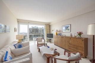 <strong>Residentie WEST-END</strong> : Instapklaar en volledig gemeubeld 2-slaapkamerappartement op de 7de verdieping, uitstekend gelegen op het Rauschenbergplein in het hart van Westende-Bad. Het appartement beschikt over een grote inkomhal, lichtrijke leefruimte met zeezicht, zonnig terras met zonnetent, ingerichte keuken, 2 slaapkamers, badkamer met ligbad/douche en een apart toilet. Nieuwe PVC-raam in de living, dubbelglas, terras met berging aan de slaapkamers, fietsenberging in de residentie en mogelijkheid tot aankoop van een garage onder het Rauschenbergplein. Elektrische verwarming.