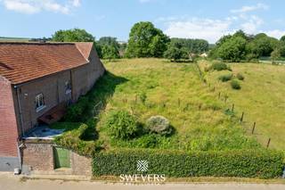 Voor meer info en foto’s, surf naar www.swevers.be – Ontdek deze ruime bouwgrond in de<br />Lauwstraat te Tongeren-Borgloon, een interessante kans voor wie een vrijstaande woning wil<br />realiseren op een royaal perceel. Met een oppervlakte van 12a 98ca, een breedte van 16,34 meter en een diepte van 77,56 meter biedt deze grond tal van mogelijkheden voor het bouwen van een open bebouwing, onder voorbehoud van het verkrijgen van de nodige vergunningen.<br /><br />Een belangrijke troef is de zuidwestelijke oriëntatie, waardoor u volop geniet van natuurlijk licht en zonnige namiddagen en avonden in uw toekomstige tuin. De ruime perceelindeling laat toe een woning te ontwerpen met veel leefruimte, een aangename buitenomgeving en de nodige privacy.<br />De verkavelingsvergunning is momenteel nog in behandeling. Meer informatie hierover is beschikbaar op aanvraag. Ook de ligging scoort uitstekend dankzij de combinatie van rust en bereikbaarheid. Scholen en winkels bevinden zich op slechts 700 meter. Restaurants liggen op 350 meter, een bushalte op 250 meter en het treinstation op 4,8 kilometer. De snelweg bereikt u op 8,5 kilometer, wat zorgt voor een vlotte verbinding naar omliggende steden. Voor recreatie en ontspanning bevinden diverse voorzieningen zich op 4,5 kilometer afstand. Daarnaast ligt het Provinciaal Domein De Kevie op slechts 3,5 kilometer, ideaal voor wandelingen, fietstochten en genieten van het groen. Een perceel met mooie afmetingen, een gunstige oriëntatie en veel toekomstpotentieel op een aantrekkelijke locatie in Tongeren-Borgloon. Voor meer informatie, bel 012 699 900.