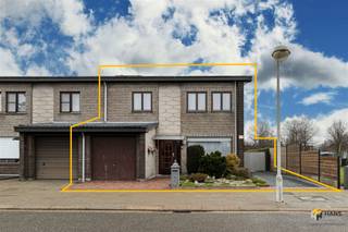 <p><span>Verzorgde woning (135m²) met 3 slaapkamers, 2 garages en tuin (145 m²) in Berendrecht.</span></p><p><span> </span></p><p><span>Aan het einde van een doodlopende straat treffen we deze verzorgde halfopen bebouwing, gelegen aan een groene (sport)weide. Een uitstekende locatie voor gezinnen met kinderen, waar rust, ruimte en veiligheid hand in hand gaan. Verschillende bushaltes bevinden zich op wandelafstand en met de wagen bereik je de snelweg in slechts enkele minuten.</span></p><p><span> </span></p><p><span>De woning werd doorheen de jaren goed onderhouden en beschikt over een praktische en logische indeling. Je komt binnen via de inkom- en traphal en loopt links eerst langs de inpandige garage van 13 m² en het apart gastentoilet, om vervolgens de aparte keuken van 7 m² te bereiken. De gezellige woonkamer heeft een mooie oppervlakte van 22 m² en achteraan is er nog een ruime veranda van 15 m² te vinden, waar het het hele jaar door aangenaam vertoeven is.</span></p><p><span> </span></p><p><span>De noord-georiënteerde tuin van 145 m² biedt volop buitenruimte en beschikt bovendien over een vrijstaande garage. Aan plaats voor speelgoed, fietsen, brommers en wagens is hier dus geen gebrek.</span></p><p><span> </span></p><p><span>Op de bovenverdieping bevinden zich drie slaapkamers van 8 m², 9 m² en 14 m². De badkamer van 6 m² is uitgerust met een douchecabine en lavabo en op de nachthal is er nog een aparte wc voorzien.</span></p><p><span> </span></p><p><span>Ben je op zoek naar een verzorgde gezinswoning op een rustige, groene locatie? Dan is dit een kans die je niet mag missen! Bewoonbare opp. 135 m² ref.: bruto vloeropp. EPC-certificaat. Voor meer info of een gratis schatting surf naar </span><span><span>www.hansimmo.be</span></span></p><p><span> </span></p>