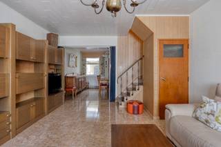 <p><strong>Woning met ruime tuin, garage en tal van uitbreidingsmogelijkheden nabij het centrum van Mechelen</strong></p><p>Bent u op zoek naar een woning die u volledig naar uw eigen smaak kunt inrichten? Dan is deze charmante woning met veel potentieel zeker een bezoek waard. Dankzij de centrale ligging, vlakbij de buitenring van Mechelen en met een vlotte verbinding naar winkels, scholen en openbaar vervoer, geniet u hier van een uitstekende bereikbaarheid.</p><p>Bij het betreden van de woning komt u in de inkomhal, die toegang biedt tot de gezellige leefruimte met aansluitend de eetkamer. Deze ruimtes kunnen, mits enkele aanpassingen, samengevoegd worden tot een ruime en hedendaagse leefruimte met open karakter. Achteraan bevindt zich de keuken, gevolgd door de recent vernieuwde badkamer.</p><p>Via de veranda bereikt u de praktische berging/wasruimte en de bijzonder ruime tuin. De veranda kan nog een eigentijdse opfrissing gebruiken, maar biedt een mooie overgang tussen woning en tuin. Buiten geniet u van een groot perceel met een tuinhuis, een bijgebouw ingericht met een saunaruimte en een garage. Hoewel de garage minder geschikt is voor een wagen, is ze ideaal voor het stallen van fietsen, motorfietsen of als extra opslagruimte.</p><p>Op de eerste verdieping bevinden zich twee volwaardige slaapkamers. De zolderverdieping beschikt over een derde slaapkamer en een extra zolderruimte die perfect kan worden ingericht als vierde slaapkamer, hobbyruimte of bureau.</p><p>Een bijkomende troef is de mogelijkheid om, onder voorbehoud van een stedenbouwkundige vergunning, uit te breiden boven de garage. Voor meer informatie hierover verwijzen wij u graag naar de bevoegde stadsdiensten van Mechelen.</p><p><strong>Troeven van deze woning:</strong></p><ul><li><p>Centrale ligging nabij de buitenring van Mechelen.</p></li><li><p>Ruime tuin met tuinhuis en bijgebouw met sauna.</p></li><li><p>Recent vernieuwde badkamer.</p></li><li><p>Drie slaapkamers met mogelijkheid tot een vierde.</p></li><li><p>Garage en praktische berging.</p></li><li><p>Tal van renovatie- en uitbreidingsmogelijkheden.</p></li></ul><p>Ziet u zichzelf deze woning omvormen tot uw droomwoning? Contacteer ons dan snel voor een bezoek via <strong>0488 42 42 24</strong> of dien uw aanvraag in via onze website. Deze woning biedt een unieke kans voor wie op zoek is naar ruimte, potentieel en een uitstekende ligging.</p>