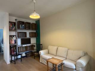 <p>Gemeubeld één-slaapkamer appartement van 56 m² gelegen op het Eilandje. Het appartement beschikt over een ruime slaapkamer.</p><p>De woonkamer is uitstekend ingedeeld en biedt voldoende ruimte voor een comfortabele zithoek met boekenkasten. De keuken is uitgerust met kookvuur, dampkap, ingebouwde combi-oven en koelkast. De badkamer is stijlvol ontworpen met zwarte metrotegels en witte accenten. Deze bevat een ligbad met douche, een elegant design-regendouchekop en een wastafel met spiegel. De tweede kamer is ingericht met een grote dressing. Dit appartement is ideaal voor iedereen die op zoek is naar een appartement in een levendige stadswijk. De locatie in Antwerpen biedt gemakkelijke toegang tot winkels, restaurants, openbaar vervoer en cultuur. Gemeenschappelijke kosten: € 20 per maand.</p>