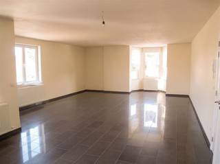 <p><span>Duplexappartement met 2 slaapkamers, 2 badkamers, terras, tuintje en garage.</span></p><p><span> </span></p><p><span>ALGEMEEN</span></p><p><span>- Verwarming: aardgas.</span></p><p><span>- PVC ramen met dubbele beglazing.</span></p><p><span>- Voorzien van een donkergrijze natuurstenenvloer,</span><span> gecombineerd met laminaatvloeren in de slaapkamers. </span></p><p><span> </span></p><p><span>INDELING</span></p><p><span> </span></p><p><span>EERSTE VERDIEPING</span></p><p><span>- Inkomhal.</span></p><p><span>- Apart toilet.</span></p><p><span>- Ruime woonkamer.</span></p><p><span>-Geïnstalleerde keuken voorzien van spoeltafel, vaatwasser, keramisch kookplaat, dampkap, koelkast met vriesvak en microgolfoven. </span></p><p><span>- Terras.</span></p><p><span>- Badkamer voorzien van wastafel, ligbad, douchecabine.</span></p><p><span>- Berging voorzien van aansluiting voor wasmachine.</span></p><p><span>- Slaapkamer 1.</span></p><p><span> </span></p><p><span>TWEEDE VERDIEPING:</span></p><p><span>- Ruime overloop.</span></p><p><span>- Slaapkamer 2.</span></p><p><span>- Bureel/ berging.</span></p><p><span>- Badkamer voorzien van wastafel, douchecabine en toilet.</span></p><p><span>- Tuin.</span></p><p><span>- Kelderberging.</span></p><p><span>- Garage met automatische sectionale poort en plaats voor 2 auto's.</span></p><p><span> </span></p><p><span>Vrij per 01/11/2026.</span></p><p><span> </span></p><p><span> </span></p>