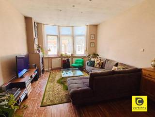 <p><span>Karaktervol 2 slaapkamer appartement aan 't Brilschanspark + privatief genot 180m² dak!</span><span><br /></span><span>Dit instapklaar appartement bevindt zich in een kleinschalig en prima onderhouden gebouw in een mooie zijstraat van het Brilschanspark. Een ware droom om in een groene en rustige omgeving te wonen op een boogscheut van het bruisende stadsleven. Op deze toplocatie zijn winkels, scholen, horeca, sportfaciliteiten, invalswegen en openbaar vervoer steeds vlakbij. Het exclusieve genot van het recent vernieuwde dak is een enorme troef waardoor een gigantisch dakterras en/of daktuin tot de mogelijkheden behoort. Kortom, een unieke kans om kwalitatief te wonen in één van de meest gegeerde buurten in Berchem met een overvloed aan potentieel.</span></p><p><span><br /></span><span>Inkomhal, leefruimte & keuken:</span></p><p><span>De ziel van het appartement toont zich meteen in de inkomhal op authentieke planché, dewelke doorgetrokken werd in nagenoeg het hele appartement. Ook de leefruimte (36m²) ademt persoonlijkheid, denk maar aan de hoge plafonds, de erker, de bogen, de vintage deuren met kathedraalglas en de sierhaard. Dit alles wordt nog eens extra in de verf gezet door de prachtige natuurlijke lichtinval die die ook het ruimtegevoel benadrukt. De geriefelijke keuken op vintage tegelvloer is voorzien van een keramisch vuur, dampkap, oven, microgolf en vaatwasser. </span></p><p><span> </span></p><p><span>Slaapkamers, badkamer & toilet:</span></p><p><span>De master-bedroom, eveneens op planché en met romantische sierhaard, ligt aan de nog rustigere achterzijde waardoor een goed nachtrust en 100% privacy gewaarborgd zijn. De andere kamer situeert zich tussen eetkamer en keuken en leent zich overigens perfect als thuisbureau en/of dressing. In de badkamer kan je zowel genieten van een rustgevend bad als van een deugd doende douche. Uiteraard is ook een wasmeubel en een toilet voorzien. </span></p><p><span> </span></p><p><span>Terras, dakrechten & kelder:</span><span><br />Het terras ligt aanpalend de keuken, kijkt uit op het groen en leent zich perfect om gezellig te aperitieven. Ziet u het groter? Dan biedt het privatieve genot op het ganse dak enorm veel potentieel. Zo is het zelfs mogelijk om rechtstreeks vanuit het appartement een trap te voorzien naar uw mogelijk toekomstig dakterras. Om de benen te strekken is een wandeling in het geweldige Brilschanspark bovendien een echte aanrader. De aansluitingen voor uw wasmachine en droogkast vindt u in uw privatieve kelderberging.</span></p><p><span><br /></span><span>Extra troeven:</span></p><p><span>- Toplocatie (Mobiscore 9,3/10)</span></p><p><span>- Excl. genot dak (zie basisakte)</span></p><p><span>- Gunstig EPC</span></p><p><span>- Elektriciteit conform</span></p><p><span>- Dakisolatie 10 cm PUR/PIR</span></p><p><span>- Individuele meters (excl. water)</span></p><p><span>- Fiberklaar<br />- Kelder</span></p><p><span> </span></p>
