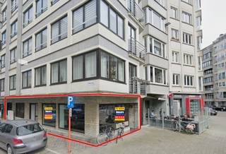 Dit handelsgelijkvloers geniet van een uitzonderlijke ligging aan het bekende en charmante Leopold I-Plein, vlak bij Bar Bristol en op slechts...