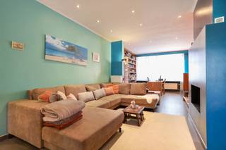 <p>Deze ruime woning ligt in het centrum van Zwijndrecht op wandelafstand van winkels, scholen en openbaar vervoer. Daarnaast is de woning vlot bereikbaar via de nabijgelegen uitvalswegen.<br /><br />De gelijkvloerse verdieping biedt een ruime inkomhal die toegang geeft tot het leefgedeelte. Deze bestaat uit een ruime woonkamer met een open haard en eetkamer, die aansluit op de keuken en de aanbouw met uitzicht op de tuin. Dankzij de grote raampartijen geniet de woning van veel natuurlijk licht. Verder is er nog een apart gastentoilet, een wasberging met toegang tot de garage en een praktische kelder.<br /><br />Op de 1ste verdieping bevindt zich een nachthal met toegang tot 3 slaapkamers, waarvan één met een tussenruimte. Ideaal als slaapkamer met dressing of bureau. Daarnaast is er nog een badkamer met bad, douche en dubbele lavabo.<br /><br />Via de vaste trap bereik je de zolderverdieping, met 2 achter elkaar liggende kamers, ook interessant als hobby- of bureauruimte.<br /><br />Benieuwd naar deze zeer functionele woning op topligging? Dan is een bezoek zeker de moeite waard. Wij leiden je graag rond!</p>
