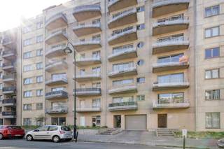  Instapklaar 2-slpk appartement te Sint-Jans-Molenbeek Dit rustig gelegen appartement van 96 m² bestaat uit een inkomhal, apart toilet, leefruimte...