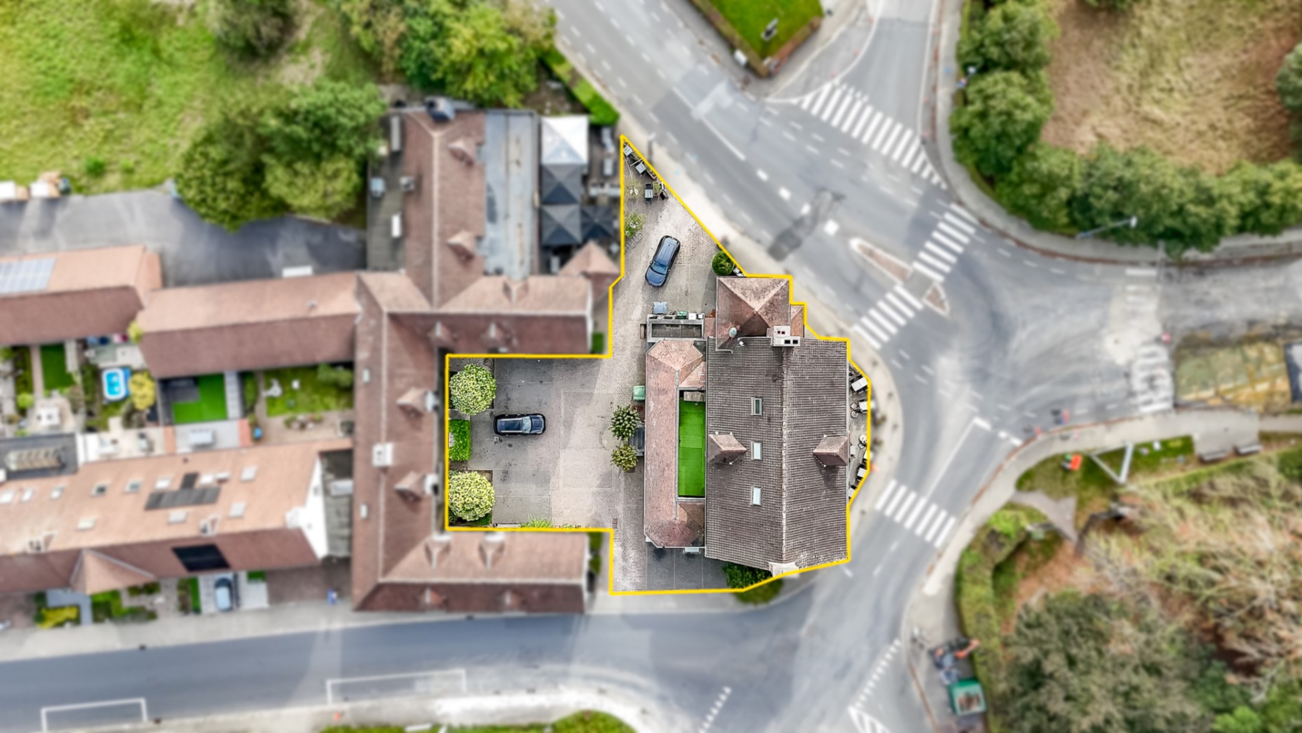 Multifunctionele eigendom met appartementen en handelszaken! - foto 5