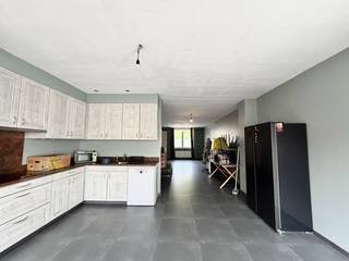 Leuke en charmante stadswoning te huur in Eeklo.Openbaar vervoer, winkels, scholen e.d. bevinden zich in de nabije omgeving.De woning omvat op het...