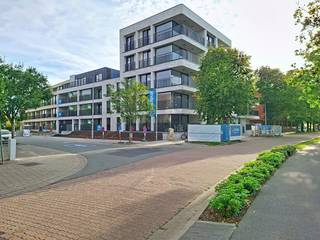 Stijlvol appartement aan de Houtkaai met zicht op het water<br /><br />App. 25/00.01. is een 2 kamer appartement, gelegen op het gelijkvloers.<br />Ruime living, open keuken met eiland, toilet, berging, badkamer met inloopdouche en badkamermeubel met dubbele lavabo, 1 grote slaapkamer en 1 kleinere slaapkamer die ook als bureau of dressing gebruikt kan worden.<br />Vanuit de living heb je een mooi en open zicht op het water van de Houtkaai.<br />Zonnig terras achteraan in groene binnentuin.<br />Zeer energiezuinig met geothermische warmtepomp, zonnepanelen, regenwatervoorziening en ventilatie D. Ondergrondse autostaanplaats bij te nemen en gelijkvloerse fietsenstalling voorzien. <br />GENIET VAN DE BTW-VERLAGING VAN 6 % EN BESPAAR TOT 50.000 EURO !!! <br />Dit appartement zit in afwerkingsfase en je kan nog de keuken en het badkamermeubel kiezen. Snelle oplevering voorzien.<br />Gelegen in de nieuwe residentie Gerard David, op de hoek van Gerard Davidstraat en de Houtkaai in Christus-Koning. Zeer rustige, fietsvriendelijke omgeving, met uitstekende verbinding naar het centrum.<br /><br /><br />De prijs is excl. btw en kosten.<br />Brochure via https://durabrik.immo/brugge-houtkaai.<br />Meer info of een vrijblijvend bezoek ? Contacteer je bouwadviseur Vincent Sohier op 0475/98.89.02. of mail naar vincent.sohier @durabrik.be<br /><br />* Afbeeldingen en opp. zijn indicatief.