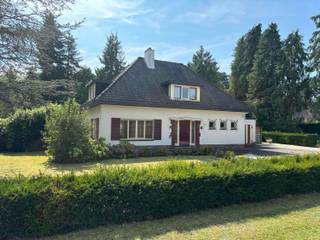 Prachtige villa aan de Molderdijk te Mol met een grondoppervlakte van 13a50ca en 35 meter breedte!Op het gelijkvloerse vinden we de ruime woonkamer...