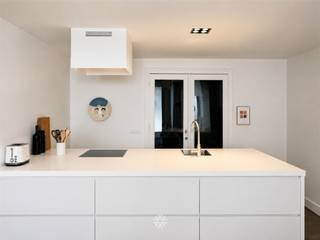 <p><span>GENT - Oostendestraat - Ben je op zoek naar een knap gemeubeld één slaapkamer appartement te huur in Gent? Dan is dit mogelijk exact wat je zoekt!</span></p><p><span> </span></p><p><span>De voornaamste troeven:</span></p><ul><li><span>Op wandelafstand van Station Gent-Sint-Pieters</span></li><li><span>Toplocatie met openbaar vervoer, winkels, scholen, restaurants, etc. binnen handbereik</span></li><li><span>Gemeubeld huren</span></li><li><span>Knappe renovatie met aangename buitenruimte</span></li><li><span>Lichtrijke leefruimtes</span></li></ul><p><span> </span></p><p><span>Indeling:</span></p><p><span>Inkomhal met ingebouwde kasten, leefruimte met open keuken, slaapkamer, badkamer uitgerust met douche, lavabomeubel en toilet.</span></p><p><span>Het terras sluit aan op de leefruimte.</span></p><p><span> </span></p><p><span>Belangrijke informatie:</span></p><p><span>Beschikbaar vanaf: 01/10/2026. Domicilie verplicht.</span></p><p><span>Huurprijs: 1250 euro/maand + 25 euro/maand gemeenschappelijke lasten. EGW (elektriciteit, gas, water) afzonderlijk af te rekenen.</span></p><p><span> </span></p><p><span>Interesse in dit prachtig appartement? Vraag dan snel jouw bezoek aan via onze website www.axellenaerts.be!</span></p>