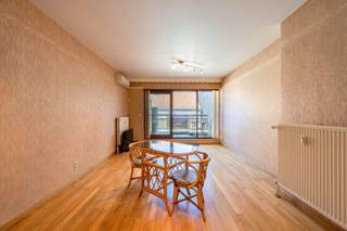 Ruim duplex-appartement met een bruikbare vloeroppervlakte van 101 m² (excl. terrassen) gunstig gelegen vlakbij het vernieuwde marktplein en op wandelafstand van het station en het strand van Heist. <br /><br />Indeling: inkom, gastentoilet, een lichtrijke leefruimte met directe toegang tot een zonnig terras – ruim genoeg voor een tafel en stoelen. De open, ingerichte keuken sluit mooi aan op de leefruimte en het terras. Verder op dit niveau: een gastentoilet, twee slaapkamers waarvan een grote kamer en een kinderkamer. De bovenverdieping biedt een ruime masterbedroom, een douchekamer en een handige bergruimte. Er kan indien gewenst een garagebox aangekocht worden in het gebouw. Het betreft een grote garage voorzien van een elektrische poort. <br /><br />Troeven: 101 m² bruikbare vloeroppervlakte + zonnige terrassen - Perfecte ligging nabij markt, winkels, station en strand - leuk zonneterras - Zonnige leefruimte met open keuken. <br /><br />Kom het appartement bezoeken na afspraak met Willem Cauwels op tel 050.89.27.70