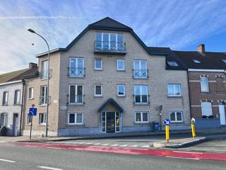 <p><strong>Bezoek na afspraak met IMMOBOSS per e-mail: ronse@immoboss.be</strong><br /><br />Op een boogscheut van de stadskern kan u deze kleinschalige residentie terugvinden. Het appartement bevindt zich op het derde verdiep (geen lift aanwezig) en is als volgt ingedeeld: inkomhal, lichtrijke woonkamer, open-keuken, badkamer en 2 slaapkamer. <u>Geen terras of balkon aanwezig</u>. Aparte tellers EW, verwarming op accumulatie, EPC-label: C en maandelijkse onkost: 25 EUR (verbruik en onderhoud van de gemene delen, met afrekening). Onmiddellijk beschikbaar.<br /><br /><strong>Bezoek na afspraak met IMMOBOSS per e-mail: ronse@immoboss.be</strong></p>