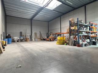 KMO Unit / loods te huur in Meulebeke op 213m².<br /><br />Deze recente loods komt te huur. Deze heeft 2 autostaanplaatsen voor de loods. Een eigen sanitaire voorziening, aangesloten op de regenwaterput van 5000 liter.<br /><br />3x400v +N<br /><br />Poort 4,62 hoogte op 4,99 breedte.<br /><br />Bij deze huur komen er geen syndickosten bij, wel zijn er grondlasten te betalen (dit jaar 725,81 euro).<br />​<br />800 euro +21% btw maandelijks te betalen.