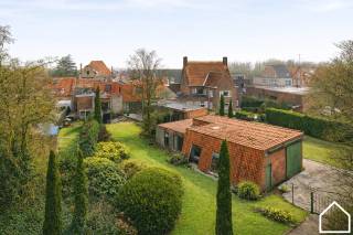 Een verborgen villa met praktijkruimte, bijgebouw en loods in het centrum van Moorslede ook wel de 'groene long' genoemd op maar liefst 1461m². Deze unieke eigendom biedt de kans om te genieten van een ongekend ruime levensstijl te midden van alle voorzieningen. Met zijn 4 SLPKS, praktijkruimte, bijgebouw (eventueel hobbyruimte of kangoeroewoning) en loods biedt het pand tal van mogelijkheden aan. Deze woning is 'instapklaar', want met zijn gunstig EPC is er geen renovatieplicht aan gebonden.<br />ONTDEK DE VASTGOEDVIDEO; https://youtu.be/zcMC8s54jok<br />INDELING:<br />GELIJKVLOERS;<br />Praktijkruimte met zicht en toegang op de tuin (21,4m²) - sanitair bestaande uit een inloopdouche, enkele wasmeubel (4,2m²) - berging (4,3m²) - toilet - garage met automatische sectionale poort (plaats voor 3 auto's) (93,1m²) - grote tuin ong. 3.000m² (in optie aan te kopen)<br />WOONVERDIEP;<br />Traphal (9,2m²) - bureau/slaapkamer (40,3m²) - inkomhal met apart toilet en spoelbakje + vestiaire (30m²) - leefruimte met houtkachel (58,3m²) - keuken met vaatwasser, oven, microgolf, koelkast, diepvries, droogkast, dampkap en vitro keramisch kookplaat (14,1m²) - binnenzwembad met omkleedruimte (54,9m²) <br />SLAAPVERDIEP;<br />Nachthal (6,3m²) - 3 slaapkamers (40,5m² - 30,2m² - 15,2m²) + ensuite badkamer met ligbad, toilet en enkele lavabo (6,3m²) - douchekamer bestaande uit douchecel en enkele lavabo (2,4m²) <br />TE RENOVEREN KANGOEROEWONING/HOBBYRUIMTE;<br />Polyvalente overdekte ruimte met sanitair gedeelte (57,6m²) - Loods (plaatst voor 2 auto's of voor een mobilhome) (90,6m²)<br />
Extra: 4 parkeerplaatsen op de parking naast de loods, eigen ingang via de tuin met een eigen straat die op de parking uitkomt, warmtepomp, 24 zonnepanelen, alarmsysteem, oostgerichte tuin met uitweg en parking, gunstig EPC waardoor er geen renovatieplicht is, vloerverwarming op het woonverdiep, convectoren op stookolie, bijgebouw wordt verwarm op gas, optie om tuin extra aan te kopen van 2.911m² die achter de woning ligt,...<br />Interesse in deze woning? Contacteer Maxim via maxim@partnersinvastgoed.be of telefonisch via 0474/40.15.79<br />