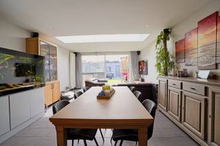 Deze ruime en instapklare woning werd de voorbije jaren volledig en grondig aangepakt. Ook de voor- en achtergevel werden vernieuwd.<br />De lichtrijke leefruimte met open keuken is voorzien van een extra lichtkoepel, waardoor er bijzonder veel natuurlijk licht binnenvalt en het hier aangenaam vertoeven is. Via het grote schuifraam bereik je de onderhoudsvriendelijke tuin met kunstgras en terras. <br />Achteraan de tuin bevindt zich een grote bergruimte/tuinhuis. Ideaal voor fietsen, vuilbakken,... Hier is een doorgang voorzien die leidt naar een aparte, ruime garage die optioneel en afzonderlijk kan worden aangekocht.<br />Op het gelijkvloers zijn er naast de leefruimte en keuken ook een aparte bureauruimte, een praktische berging en een afzonderlijk toilet aanwezig.<br />Op de eerste en tweede verdieping bevinden zich de slaapkamers en de dressing. De dressing vormt een praktische doorloop naar de vaste trap die toegang geeft tot de derde slaapkamer.<br />Verder beschikt de woning over een ruime badkamer met bad, douche en toilet, met aansluitend een praktische wasruimte.<br />De woning is uitgerust met 14 zonnepanelen, airconditioning en heeft een EPC-label A met een score van 76. Daarnaast is er een waterput van 5.000 liter en een droge kelder.<br />De woning is rustig gelegen, nabij groen, winkels en belangrijke invalswegen. <br />Een ruime, energiezuinige en instapklare woning met heel wat comfort en mogelijkheden!<br />Meer informatie of een bezoek?<br />info@rosiersderidder.be | 052/41.41.94<br />Referentie: 5737