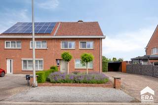 Bent u op zoek naar een verzorgde, instapklare woning op een rustige locatie? Dan is deze halfopen bebouwing aan de Eikstraat 9 in Lommel absoluut een bezoek waard.<br />De woning is gelegen in een aangename, doodlopende straat waar rust en wooncomfort centraal staan. Dankzij deze rustige ligging geniet u dagelijks van een beperkte verkeersdrukte, terwijl winkels, scholen, openbaar vervoer en het centrum van Lommel vlot bereikbaar blijven. <br /><strong>Troeven op een rij:</strong>
<ul><li>Instapklare woning</li><li>Rustige ligging in een doodlopende straat</li><li>3 slaapkamers</li><li>Kelder en zolder aanwezig</li><li>Overdekt terras</li><li>Vlotte verbinding naar centrum, scholen en winkels</li><li>Cv op gas</li><li>Voorzien van vliegenramen </li><li>Vernieuwde PVC ramen (2025)</li><li>EPC C = geen renovatieverplichting</li></ul>
<strong>Indeling:</strong><br />Gelijkvloers: inkomhal, leefruimte, keuken, badkamer, apart toilet, berging, toegang kelder<br />Verdieping: 3 slaapkamers, toegang zolder<br /><br />Kortom, deze woning combineert rust, comfort en functionaliteit op een uitstekende locatie in Lommel. <br />Ontdek zelf de charme en het wooncomfort van deze instapklare woning en plan vandaag nog uw bezoek.