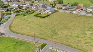 <p>In het landelijke Outer bieden wij <strong>Lot 2</strong> aan, een mooi perceel bouwgrond van <strong>500 m²</strong> voor het oprichten van een <strong>halfopen eengezinswoning</strong>. Het centrum van Ninove bereikt men op enkele minuten rijden. De bouwzone bedraagt ca. <strong>7 m breed x 15 m diep</strong>. Er zijn maximaal <strong>3 bovengrondse bouwlagen</strong> toegestaan, waarbij de derde bouwlaag zich binnen het volume van een hellend dak dient te bevinden. De maximale kroonlijsthoogte bedraagt <strong>6 m</strong> en de nokhoogte maximaal <strong>10 m</strong>. Zowel een hellend als een gedeeltelijk of volledig plat dak is toegelaten. Een kelder is niet toegestaan.</p><p>De woningen binnen deze verkaveling dienen uitgevoerd te worden als <strong>paalwoningen</strong> in functie van overstromingsveilig bouwen. Er geldt een hoogte van <strong>1 m tussen maaiveld en onderzijde van de vloerplaat</strong>. Verder dienen per woning <strong>2 parkeerplaatsen en 2 fietsenstallingen</strong> voorzien te worden. De oprit mag maximaal <strong>4,50 m breed</strong> zijn en wordt uitgevoerd in waterdoorlatende verharding. De voortuin dient voor minstens <strong>50% groen</strong> te blijven. <strong>Mogelijkheid voor aankoop meerder percelen!</strong></p><p>Een aantrekkelijk perceel met duidelijke bouwmogelijkheden in een landelijke woonomgeving. Koper staat in voor de landmeet -en uitpalingskosten alsook verkavelingsaktekosten.(1803 euro inclusief btw)</p>