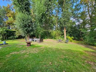 Gelegen in een rustige, groene en gegeerde buurt te Steenokkerzeel ("Zonnebos") vinden we deze ruime en vrijstaande villa. De woning geniet van veel privacy in een groene en residentiële omgeving. De imposante leefruimte met gezellige haard en overvloedige lichtinval biedt een prachtig zicht op de omringende tuin. <br />De open, moderne keuken sluit hier mooi bij aan en is uitgerust met kwaliteitsvolle inbouwapparatuur, een ruim kookfornuis, Amerikaanse koelkast, voldoende kastruimte en eveneens tuinzicht. Verder beschikt deze woning nog over maar liefst vier volwaardige en ruime slaapkamers, een bureau en een inpandige garage.<br />Dankzij o.a. de zonnepanelen op het dak is deze eigendom bovendien energiezuinig en voorzien van een oplaadpaal. Zeer goede verbindingen met de omliggende steden en de periferie rondom Brussel.<br />Vg, Wp, Gmo, Gvkr, Vv. P-score: D / G-score: C. EPC-score: 157 (label B - geen renovatieverplichting). Oppervlakte perceel: 10are. Oriëntatie tuin: noordwesten.<br /><br />INDELING:<br />Kelder (watermeter en -verzachter, gasmeter, condenserende hoogrendementsketel)<br /><br />Gelijkvloers: <br />Inkomhal (houten trap naar verdieping), toilet (wc en lavabo op meubel), living (inbouwcassette hout, schuifraam), eetplaats (schuifraam), bureau (schuifraam), open keuken (Amerikaanse ijskast, vaatwasmachine, dubbele synthetische spoelbak, dampkap, fornuis met 7 pits gasvuur, aanrecht in natuursteen), garage (trap naar kelder, buitendeur, automatische sectionaalpoort, omvormer, installatie elektriciteit, regenwaterpomp, uitgietbak, aansluiting wasmachine).<br /><br />Verdieping: <br />Overloop, badkamer 1 ( inloopdouche met glazen wand, hangwc, lavabo in meubel, handdoekdroger), slaapkamer 1, badkamer 2 (hangwc, inloopdouche met glazen wand, 2 lavabo's in meubel, ligbad, handdoekdroger en aanbouwkast), sas (luik zolder), slaapkamer 2, slaapkamer 3, slaapkamer 4.<br /><br />Dakverdieping: <br />Stockagezolder<br /><br />Afzonderlijk:<br />Overdekt terras, carport, garage/berging.<br /><br />AFWERKING:<br />- Vloeren: natuursteen, laminaat, keramische tegels, beton;<br />- Muren: geschilderd metselwerk, geschilderd pleisterwerk, betonblokken;<br />- Plafonds: geschilderd pleisterwerk, geschilderde gipsplaten, betonwelfsels;<br /><br />AFMETINGEN:<br />Zie indelingsplannen bij downloads.<br /><br />DIVERSEN:<br />Centrale verwarming op gas met radiatoren. Inbouwcassette hout in de woonruimte. Ramen in hardhout met dubbele beglazing. Houten dakramen met dubbele beglazing, voorzien van verduistering en zonwering. PV-installatie met 12 panelen en omvormer. Massieve tussenvloeren. Laadpaal (Type 2) met een vermogen tot 22 kW, load balancing, zonne-laadfunctie en V2G-voorbereiding (WiFi, Ethernet, 4G, OCPP, RFID en ingebouwde DC 6mA beveiliging).<br /><br />STEDENBOUWKUNDIG:<br />Stedenbouwkundige vergunning: ja (1991)<br />Stedenbouwkundige bestemming: woonpark<br />Geen rechterlijke herstelmaatregel of bestuurlijke maatregel opgelegd.<br />Voorkooprecht: nee - Verkavelingsvergunning: ja<br />P-score: D / G-score: C<br />Geen maatregelen in het Vlaams Handhavingsplatform.