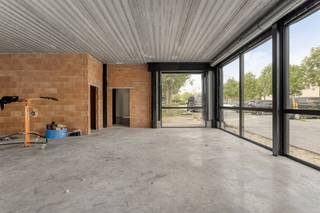 Nieuwbouwmagazijn van ca. 72 m² met kantoor van ca. 19 m² te huur in Wevelgem. Inclusief 2 staanplaatsen.Het project bestaat uit 7...