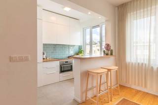 Instapklaar 2-slpkr appartement met zonnig terras – EPC B<br /><br />Dit lichtrijke appartement op de tweede verdieping werd recent volledig gerenoveerd in een frisse boho-stijl: witte muren, warme houten vloeren, grote raampartijen en een open, hedendaagse sfeer.<br /><br />Indeling: ruime leefruimte met veel licht, halfopen keuken met toog en nieuwe toestellen (vaatwasser, inductiekookplaat, combi-oven, koelkast en diepvries). Twee comfortabele slaapkamers, moderne badkamer met inloopdouche en hang-WC, aparte berging/wasplaats en een inkomhal met vestiairemogelijkheid.<br /><br />Bonus: het overdekte terras achteraan is volledig privé, zonder inkijk, geniet van namiddag- en avondzon en biedt uitzicht op de skyline van Antwerpen.<br /><br />Extra troeven:<br /><br />EPC B (116 – bijna A!) en conforme elektriciteit<br />Nieuwe cv-ketel, dak- en muurisolatie<br />Voorziening voor zonnepanelen aanwezig<br />PVC-ramen, muggenhorren, verduisterende gordijnen<br />Geen syndicus, geen maandelijkse kosten (kleinschalig gebouw)<br />Individuele meters voor gas, water en elektriciteit<br />2 ruime kelderbergingen inbegrepen<br />Gratis parkeren in de buurt<br />Extra optie: autostaanplaats in afgesloten garage<br />Mogelijkheid tot gemeubelde aankoop bespreekbaar<br /><br />Toplocatie: vlakbij tram/metro 2-3-6, Park Spoor Noord, de Fietsbrug, supermarkten en snelwegopritten.<br /><br />🎯 Perfect voor starters, singles, studenten, co-housers, koppels of investeerders.<br />📦 Onmiddellijk beschikbaar bij akte.<br /><br />🏡 Kijkmomenten:<br />Zondag 15/03: 14u – 16u<br />Zaterdag 21/03: 10u – 12u<br />🔗 Reserveer je plekje via deze link: https://calendar.app.google/uzVa9wJ6qs3fUfGE8<br /><br />Makelaars worden vriendelijk verzocht zich te onthouden.