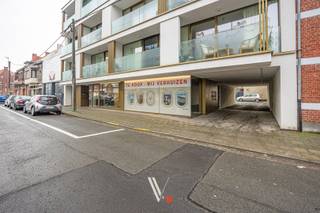 Deze instapklare en <strong>recente handelsruimte/praktijkruimte van ca. 68 m²</strong> is gelegen aan de rand van de stad en geniet van een <strong>uitstekende zichtbaarheid en bereikbaarheid</strong>.<br />Dankzij de kwalitatieve en verzorgde afwerking is dit pand bijzonder geschikt voor <strong>diverse professionele doeleinden, zoals een kantoor, winkel of praktijkruimte</strong>. De nabijheid van talrijke voorzieningen en de vlotte toegang maken dit een uiterst praktische locatie voor zowel klanten als medewerkers.<br />De ruimte is momenteel ingericht als kantoor en beschikt over <strong>alle nodige comfort</strong>. Zo is er een <strong>ruime berging, een kitchenette, een apart toilet en een doucheruimte</strong>, wat het gebruiksgemak aanzienlijk verhoogt.<br />Bovendien bevindt het pand zich in een mooie en goed onderhouden residentie, wat bijdraagt aan een <strong>professionele uitstraling</strong>.<br /><br /><strong>Grootste troeven op een rij:</strong>
<ul>
	<li><span>Energiezuinige en instapklare handelsruimte</span></li>
	<li><span>Gevelbreedte van maar liefst 12 meter met sterke visibiliteit</span></li>
	<li><span>Vloerverwarming en ventilatiesysteem</span></li>
	<li><span>CV op gas en aluminium ramen met hoogrendementsbeglazing</span></li>
	<li><span>Parkeergelegenheid in de onmiddellijke omgeving</span></li>
</ul>
<br /><span><strong>Mogelijkheid om te huren voor korte duur. </strong><br /><br />Het pand kan ook aangekocht worden. <br /><br />Neem nu contact op met Brecht om een bezoek in te plannen!</span>