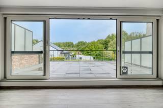 <p><strong><em>Stijlvol BEN-duplexappartement (145 m²) in centrum Bierbeek met 2 slaapkamers, 2 badkamers en 2 terrassen. Instapklaar, energiezuinig en elegant afgewerkt.<br /><br /></em></strong><em>Meer info? Contacteer <strong>peter.boogaerts@living-stone.be</strong> of bel <strong>0495 748 213</strong>.<br /><br /></em>Welkom in dit stijlvolle en energiezuinige duplexappartement dat je meteen het gevoel van thuiskomen geeft. Met twee volwaardige slaapkamers, twee badkamers, twee terrassen, vloerverwarming en een hoogwaardige afwerking biedt dit BEN-appartement (E26) alles wat je zoekt, en meer. De ligging? Midden in het centrum van Bierbeek – op wandelafstand van winkels, horeca, cultuur, natuur én openbaar vervoer.</p>
<p>Stap binnen in residentie <em>Brunerode</em>, een kleinschalig en modern appartementsgebouw (13 appartementen - rolstoelvriendelijke lift in het gebouw).<br />Het appartement bevindt zich op de eerste en tweede verdieping en is gemakkelijk bereikbaar met de lift – ook rechtstreeks tot de bovenverdieping, wat het comfort extra versterkt.</p>
<p>De inkomhal verwelkomt je met ruimte voor een vestiaire en een gastentoilet. Van daaruit wandel je door naar de lichtrijke leefruimte, waar grote ramen en een slimme indeling zorgen voor een gevoel van openheid en rust. De luxueuze open keuken met composieten werkblad en een uitnodigend kookeiland vormt het kloppende hart van het appartement – ideaal voor wie graag kookt én ontvangt.<br />Aansluitend vind je een knappe slaapkamer met ingebouwde kasten en een eigen badkamer (met extra plafondverwarming), compleet met stijlvolle afwerking. Een aparte berging zorgt voor praktische opbergruimte.</p>
<p>Via het grote schuifraam in de leefruimte stap je het riante terras op van maar liefst 38 m², waar je in alle privacy kan genieten van het groene uitzicht.</p>
<p>Op de bovenverdieping, bereikbaar via trap én lift, bevindt zich een ruime nachthal, een tweede badkamer, een technische berging en een royale slaapkamer met directe toegang tot het zonnige dakterras op het zuidoosten – de perfecte plek voor een rustige ochtend.</p>
<p>Het appartement beschikt daarnaast over een privatieve kelderberging, een ondergrondse autostaanplaats en toegang tot een gemeenschappelijke fietsenstalling.</p>
<p>Alles werd met zorg afgewerkt: keramische tegels in houtmotief, designverlichting, elektrische gordijnen, vliegenramen, videophone, vloerverwarming via warmtepomp en individuele zonnepanelen zorgen voor een stijlvol én duurzaam wooncomfort.</p>
<p><em><strong>Ben je op zoek naar een instapklaar en luxueus afgewerkt appartement in het centrum van Bierbeek? Maak dan gerust een afspraak en kom het zelf ervaren.</strong></em></p>