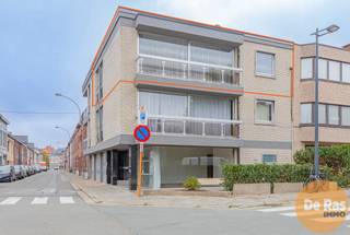 <br /><br />AALST - Op een zeer gunstige locatie in Centrum Aalst, dichtbij winkels, station, park , sport -en ontspanningsgelegenheden en invalswegen richting E40 kan je dit ruime 2 slaapkamer appartement terugvinden. <br />Het appartement is gelegen op de 2de verdieping ( bovenste verdieping van het gebouw) in een kleinschalige residentie.<br /><br />De indeling is als volgt: inkomhal met gastentoilet, ruime lichtrijke woonkamer met aansluitend de nieuwe (2025) compleet, ingerichte keuken, verder zijn er nog 2 ruime slaapkamers, badkamer en terras. Op de benedenverdieping is er nog een grote gemeenschappelijke berging. <br /><br />Er is een mogelijkheid tot aankoop van een grote garage (in het gebouw) - niet in de prijs inbegrepen (VP:25.000euro).<br />Het appartement beschikt over een conforme elektriciteitskeuring, goede EPC waarde (B) en een nieuw centrale verwarming op aardgas. Ook het dak werd volledig vernieuwd en geïsoleerd. Er is geen lift in het gebouw, wat ervoor zorgt dat de syndicale kosten zeer laag zijn.<br />Dit appartement van 95m² is uiterst geschikt voor eigen bewoning of als investering met een goed rendement.<br /><br />Heeft u interesse, maak dan snel een afspraak voor het kijkmoment via 053/60.65.60.<br />De vermelde prijs is een richtprijs. Na ontvangst van de biedingen zal de verkoper beslissen of hij/zij de eigendom verkoopt aan het beste bod. De richtprijs is aldus niet bindend voor de verkoper. Voor meer info kunt u ons contacteren of het reglement raadplegen op onze website.