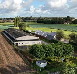 Deze loods / magazijn heeft een oppervlakte van 100m², gelegen langs de Wikkelaarstraat te Vladslo (Diksmuide). <br /><br />Het magazijn kan dienst doen voor opslagruimte. Elektriciteit voorzien. Onmiddellijk beschikbaar. <br /><br />Afmetingen loods 10 m x 5m<br />Mogelijkheid om meerdere loodsen te huren. <br /><br />Huurprijs: 350 euro (+ 21% BTW) per maand